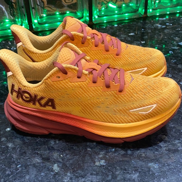 Hoka Shoes - Hoka One One Clifton 9 Running Shoes Size 6.5 Amber Haze/ Sherbert